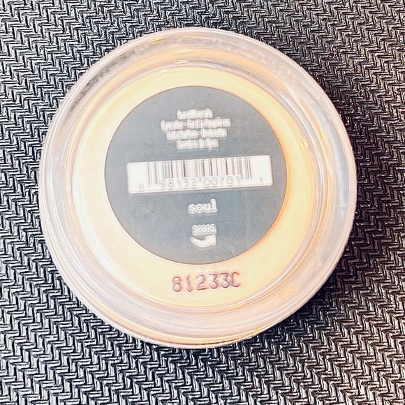 bareMinerals Translucent Powder Compact - Picture 1 of 3